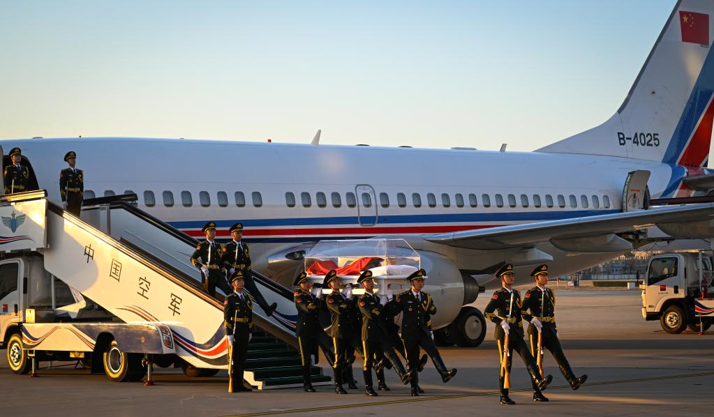 Restos mortais de Jiang Zemin são transferidos para Pequim