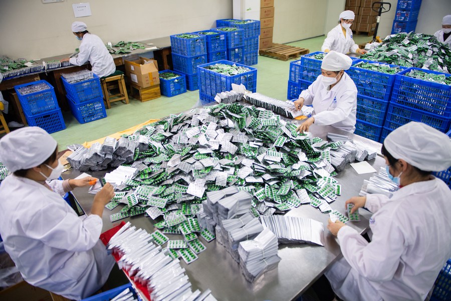 Empresas farmacêuticas aceleram produção de medicamentos antiepidêmicos