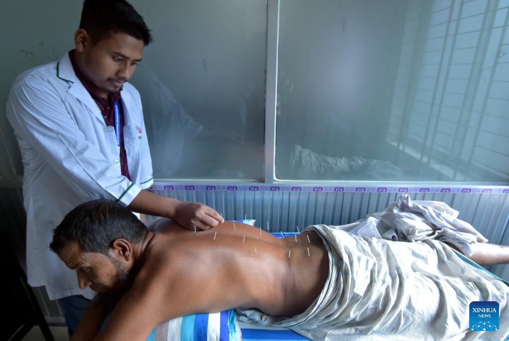 Medicina tradicional chinesa chega ao interior de Bangladesh