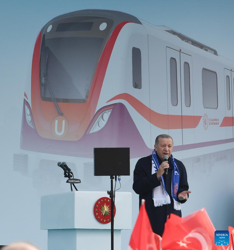 Trens fabricados na China entram em serviço em nova linha de metrô de Istambul