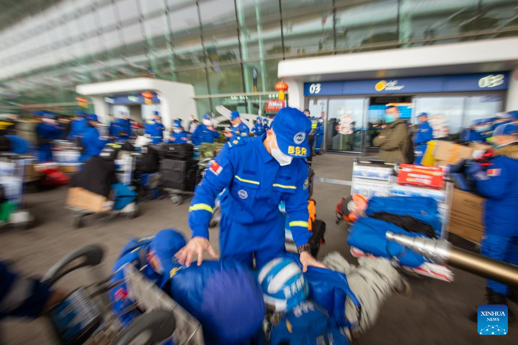 Equipe de resgate chinesa chega à Turquia para ajudar em áreas atingidas por terremoto