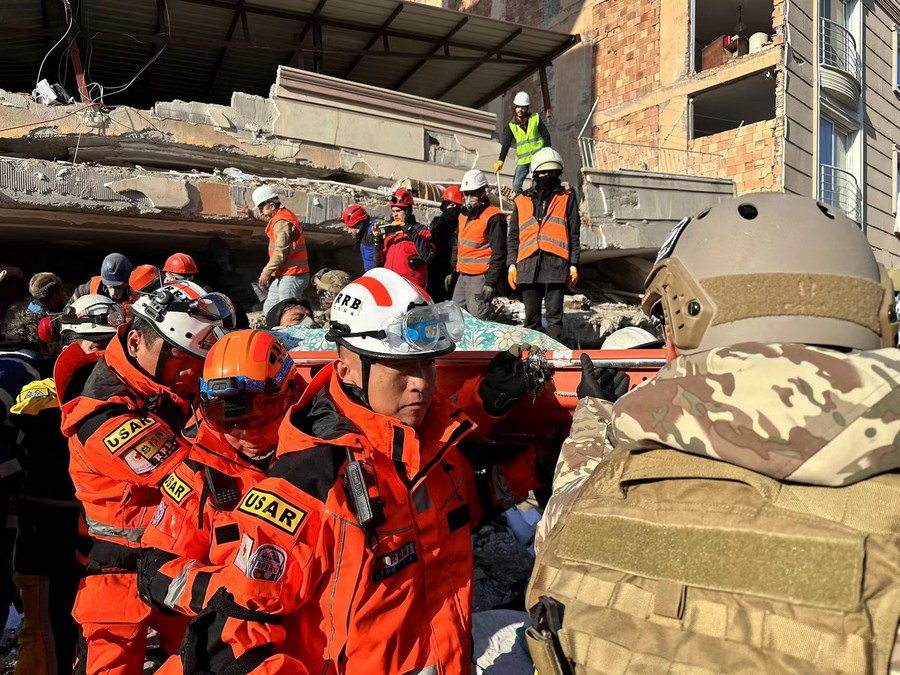 Equipe chinesa ajuda a salvar quarta sobrevivente de terremoto na Turquia