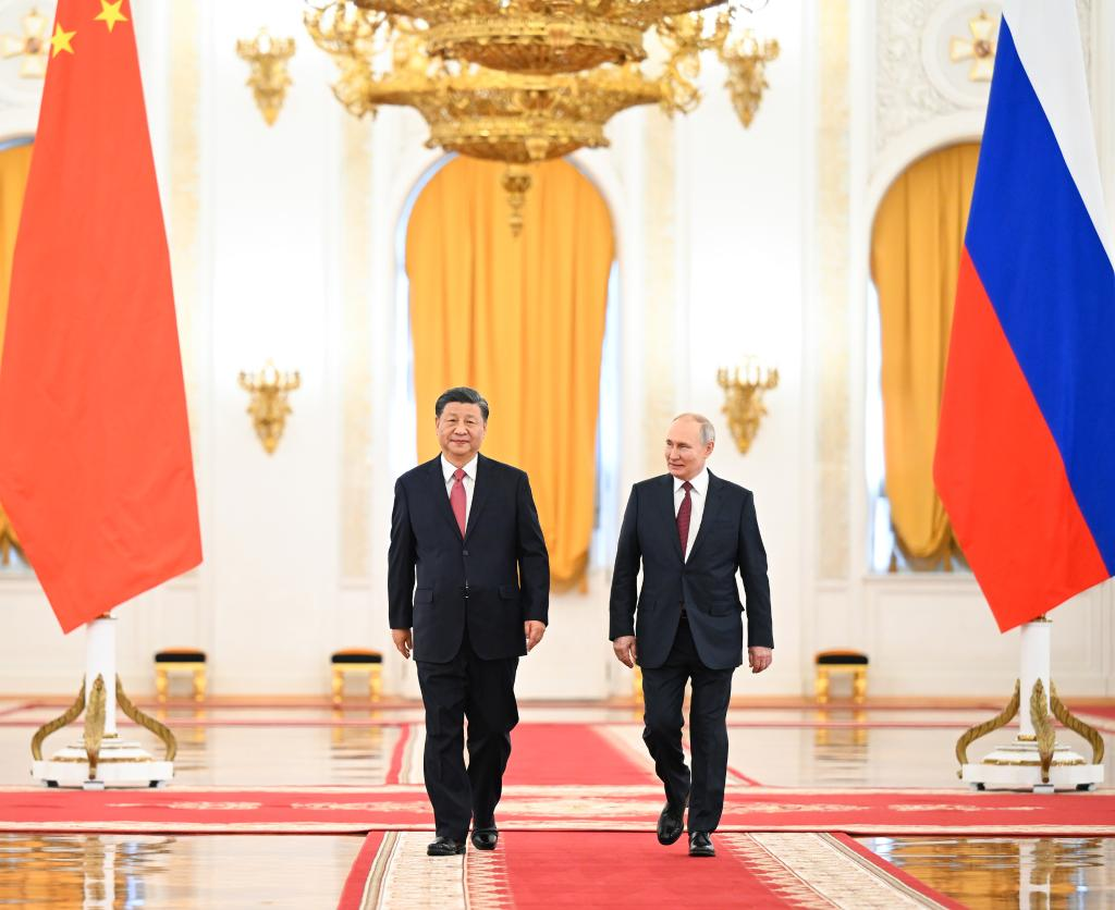 Xi retorna a Pequim após visita de Estado à Rússia