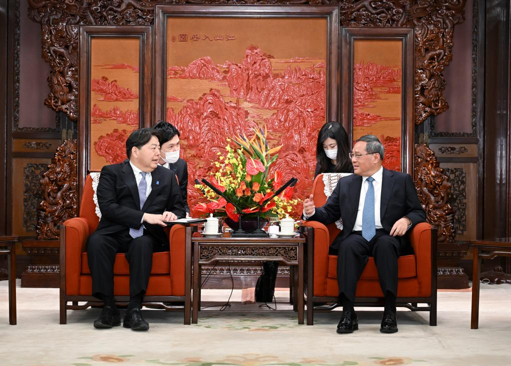 Premiê chinês reúne-se com chanceler japonês