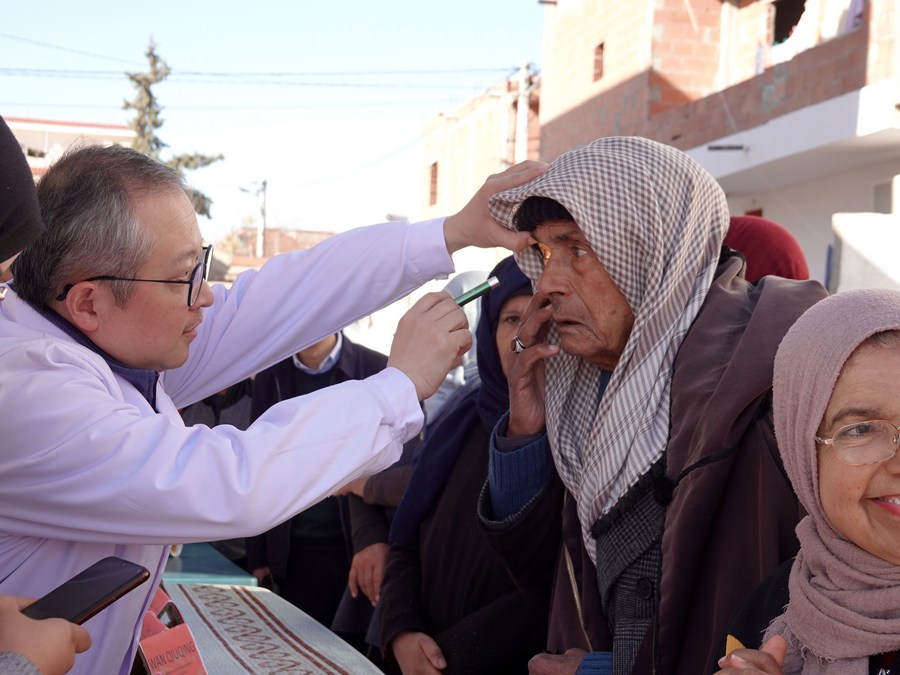 Médicos chineses tratam 290 milhões de pacientes em ajuda externa ao longo de seis décadas