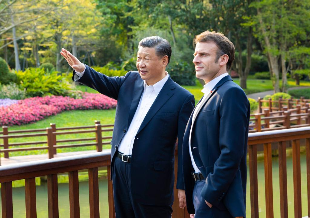 Xi e Macron realizam reunião informal na China