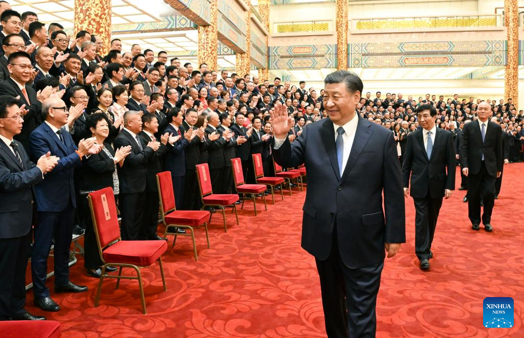 Xi se reúne com representantes de chineses no exterior