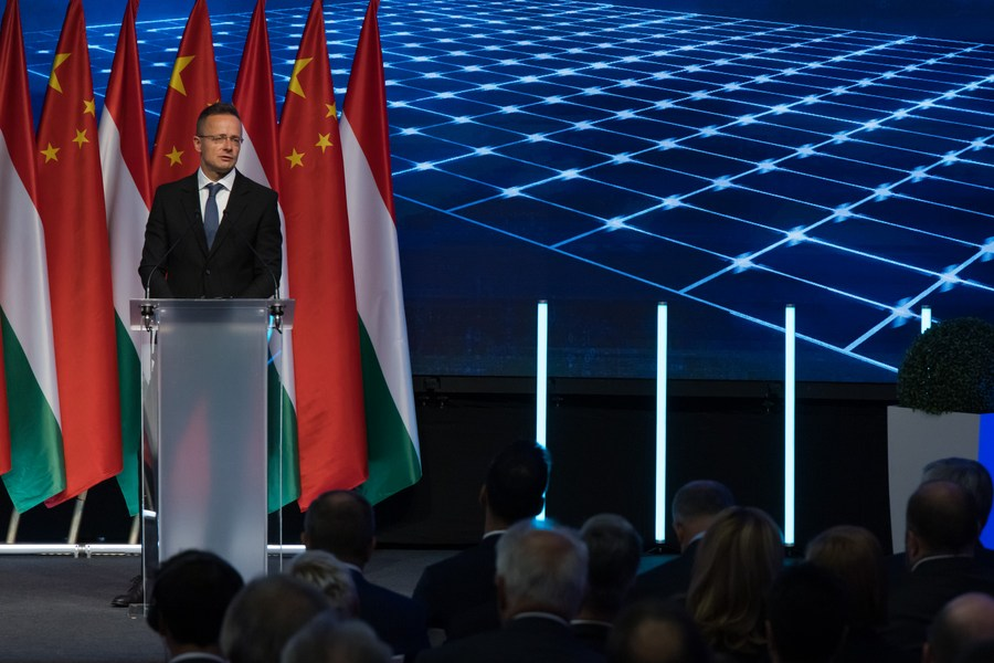 Cooperação com a China traz benefícios significativos, diz ministro das Relações Exteriores húngaro