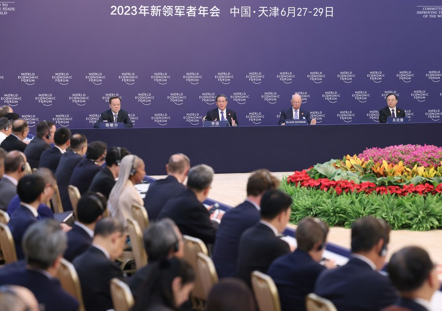 Primeiro-ministro chinês participa do diálogo empresarial em Davos de Verão