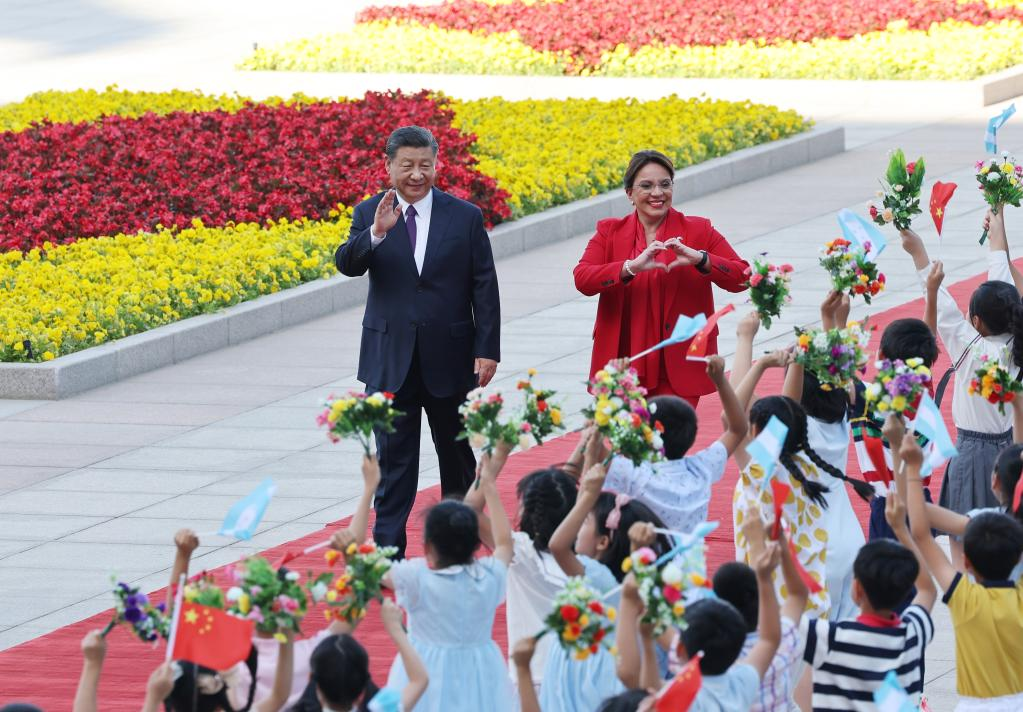 Xi e Xiomara Castro traçam rumo para laços China-Honduras em reunião histórica