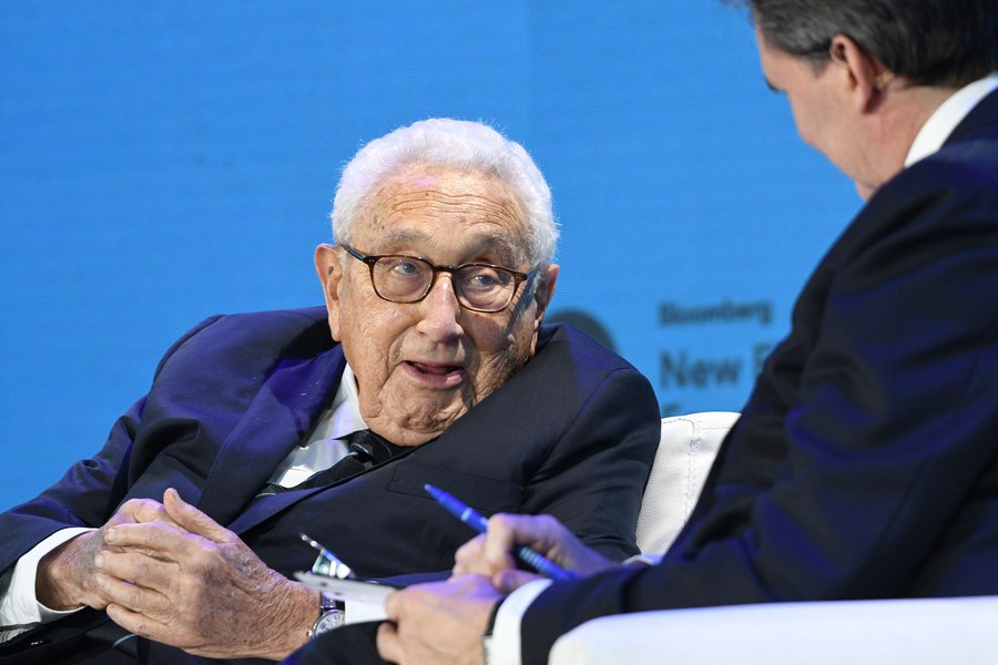 Ministro da Defesa Nacional da China se reúne com Henry Kissinger em Pequim