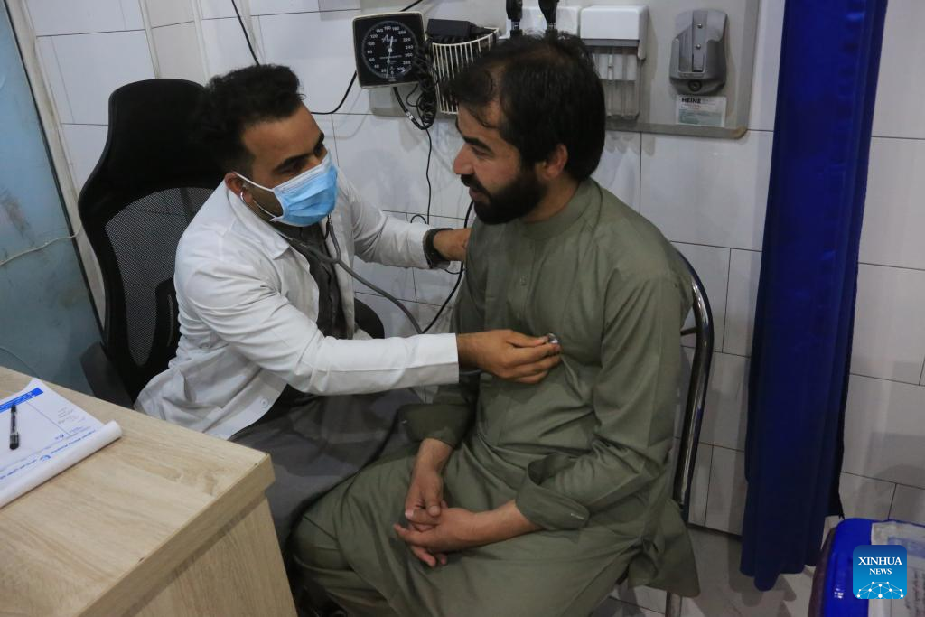Escolas de medicina chinesas capacitam mais jovens médicos afegãos