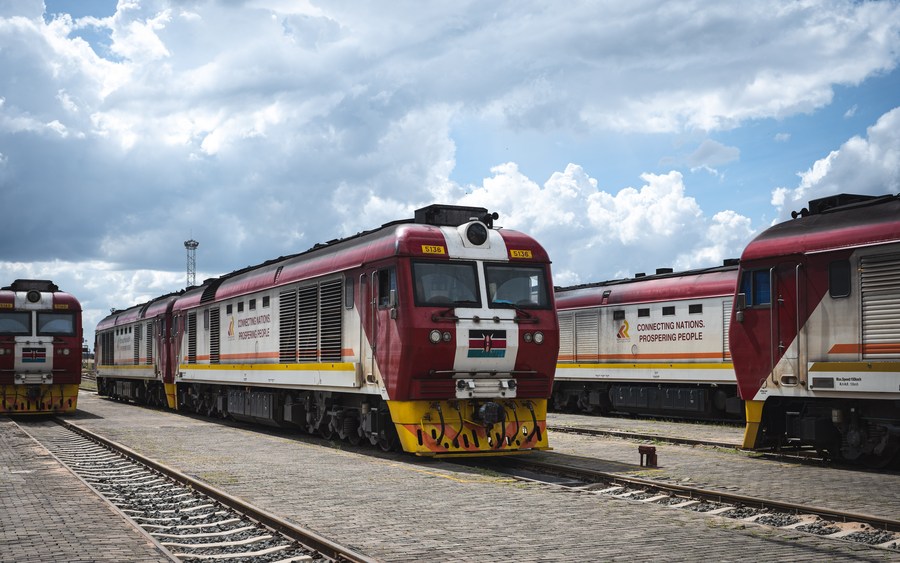 Ferrovia construída pela China promove esperança para juventude queniana