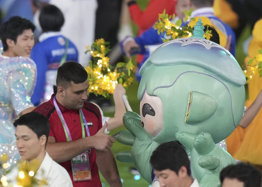 Estrangeiros desfrutam de tecnologias de pagamento durante Jogos Asiáticos em Hangzhou