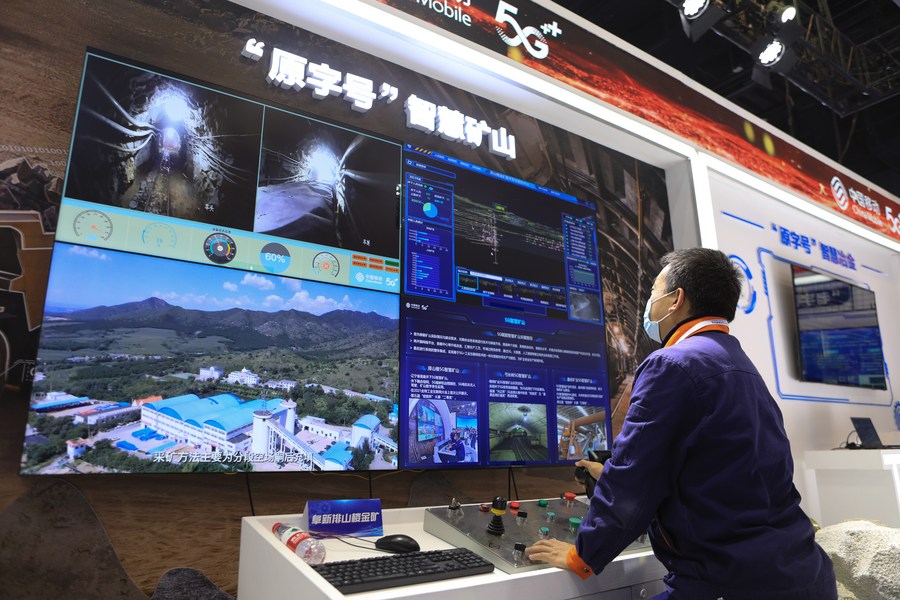 China constrói quase 8 mil oficinas digitais e fábricas inteligentes, diz relatório