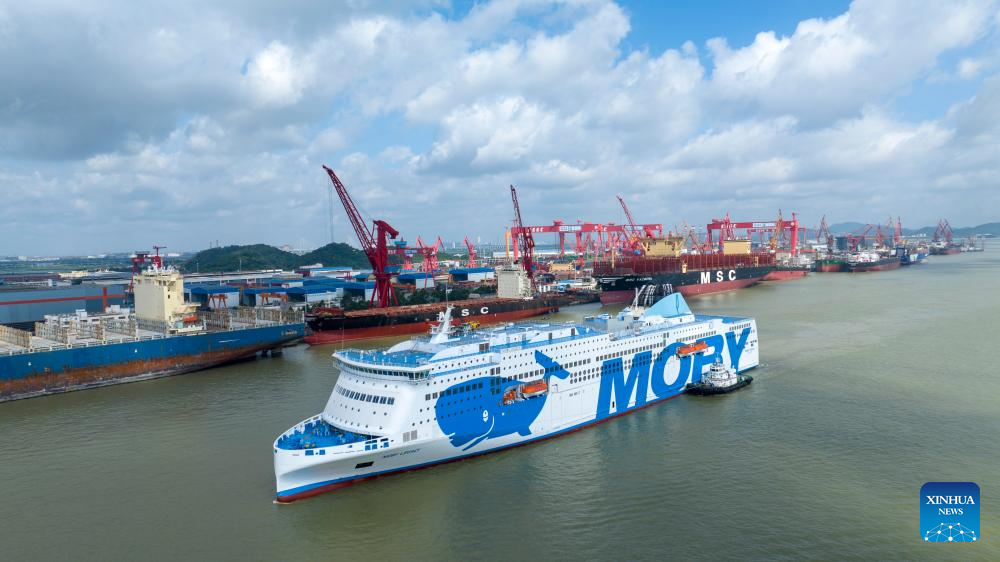 Navio de passageiros de luxo fabricado na China zarpa para Itália