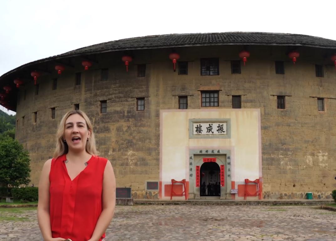 Olá, China | Que magia acontece quando os jogos online encontram casas de terra com 500 anos?