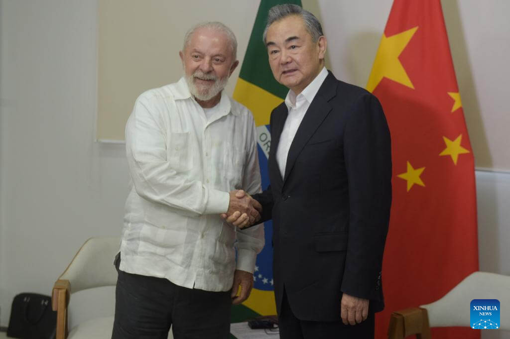 China e Brasil devem fortalecer ainda mais a confiança mútua, diz chanceler chinês
