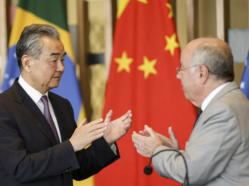 Validade de visto de permanência para brasileiros e chineses aumenta para dez anos