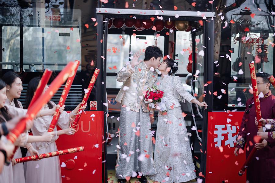 Conheça o ônibus de casamento, uma nova tendência entre os recém-casados chineses