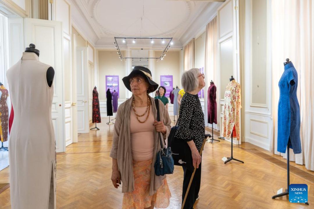 Exposição com coleção de Qipao é aberta em Bruxelas