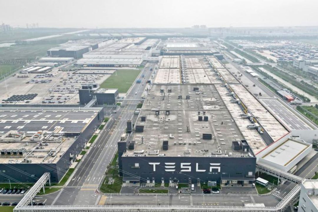 Megafábrica da Tesla em Xangai deve concluir construção até o fim do ano