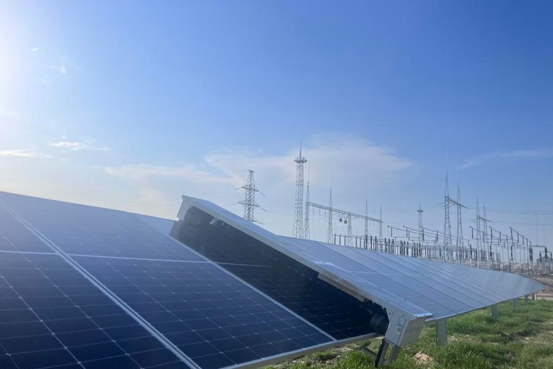 Usina solar reforça os laços verdes entre China e Uzbequistão