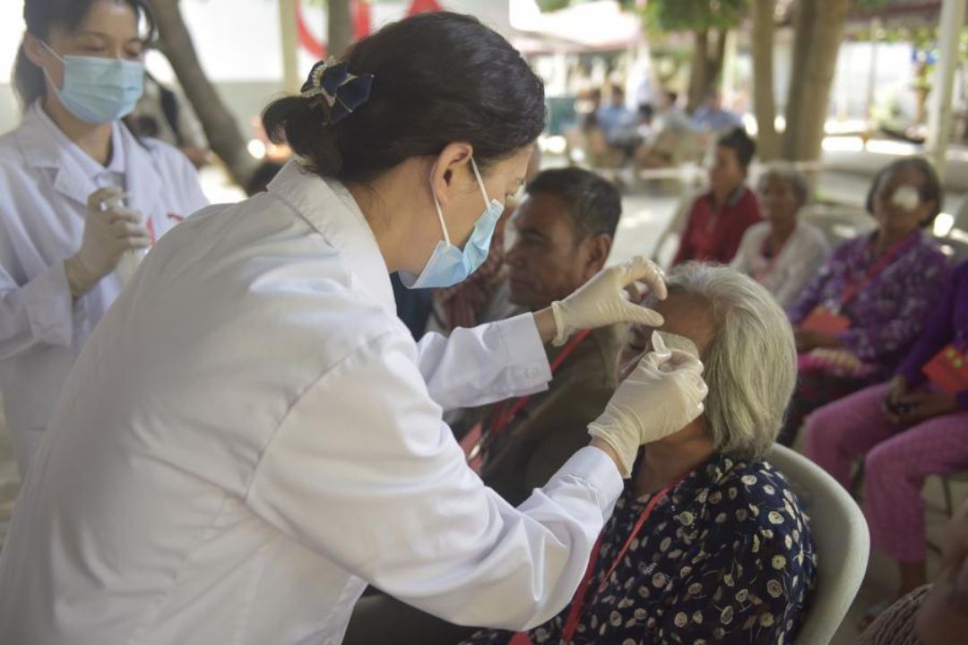 Projeto da China recupera visão de quase 4 mil pacientes com catarata no Camboja