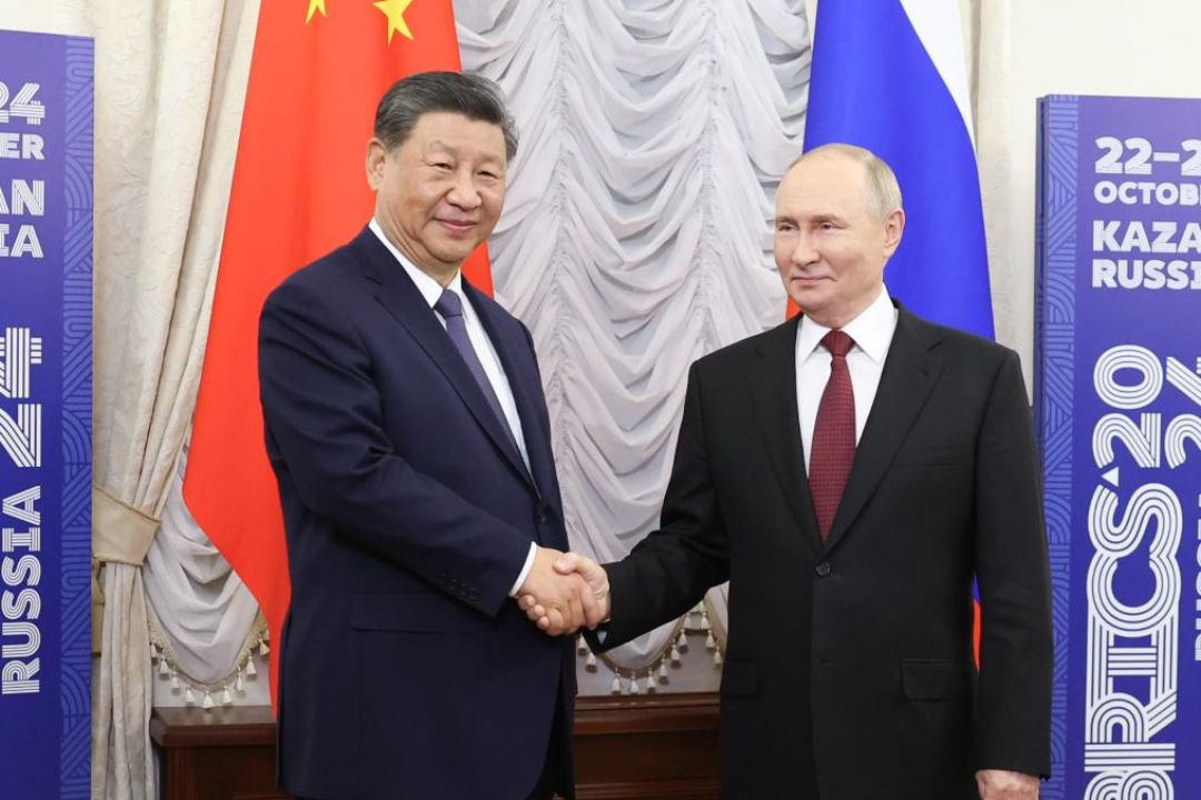 Xi se encontra com Putin durante a 16ª Cúpula do BRICS