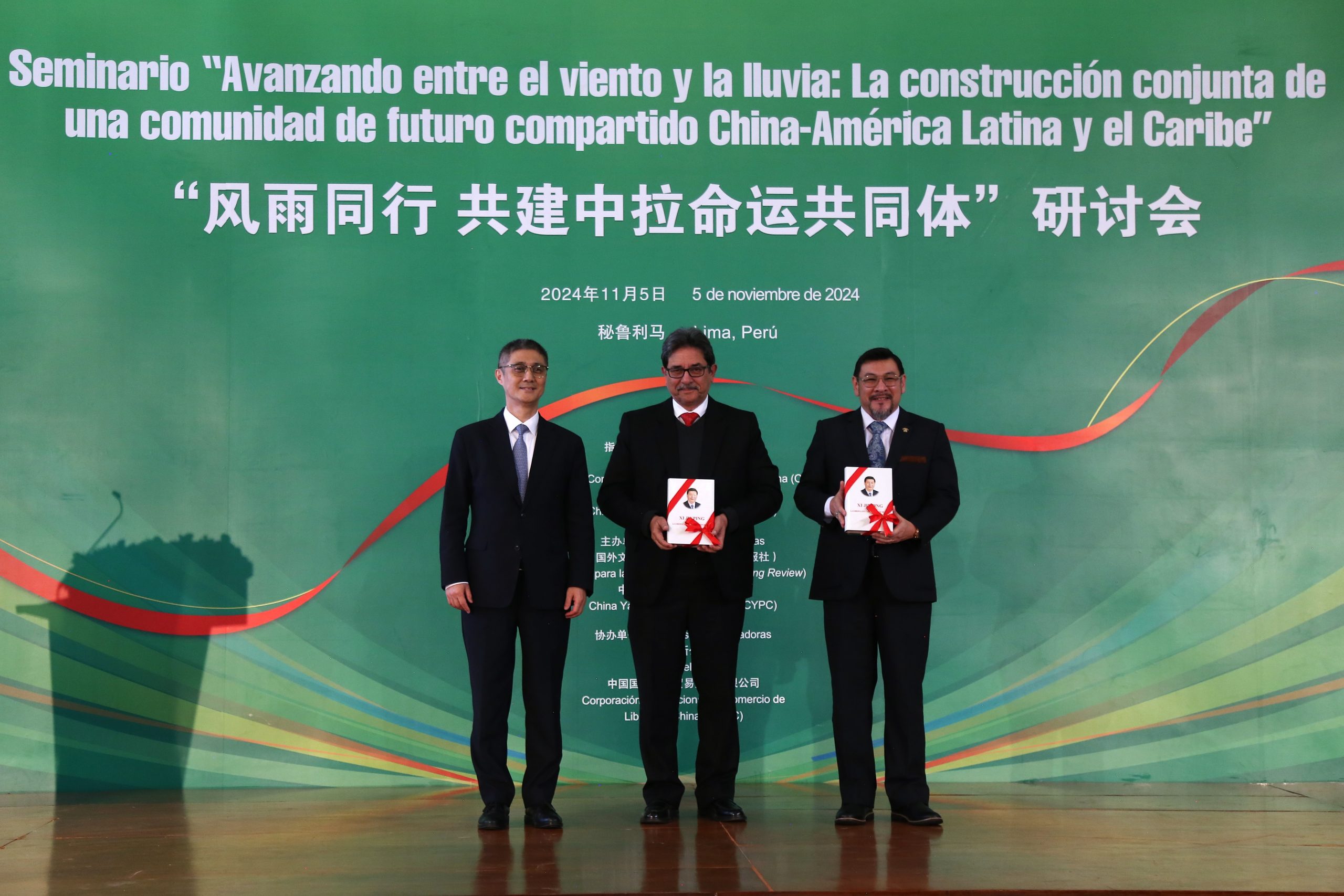 Gao Anming (lado esquerdo) doa o livro Xi Jinping: A Governança e Administração da China (IV) para Gustavo Cordero Jon Tay (a direita) e Enrique Cornejo.