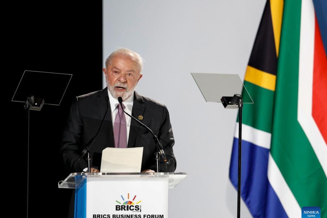 Lula defende alternativa ao dólar nos BRICS e promete reciprocidade a sanções dos EUA