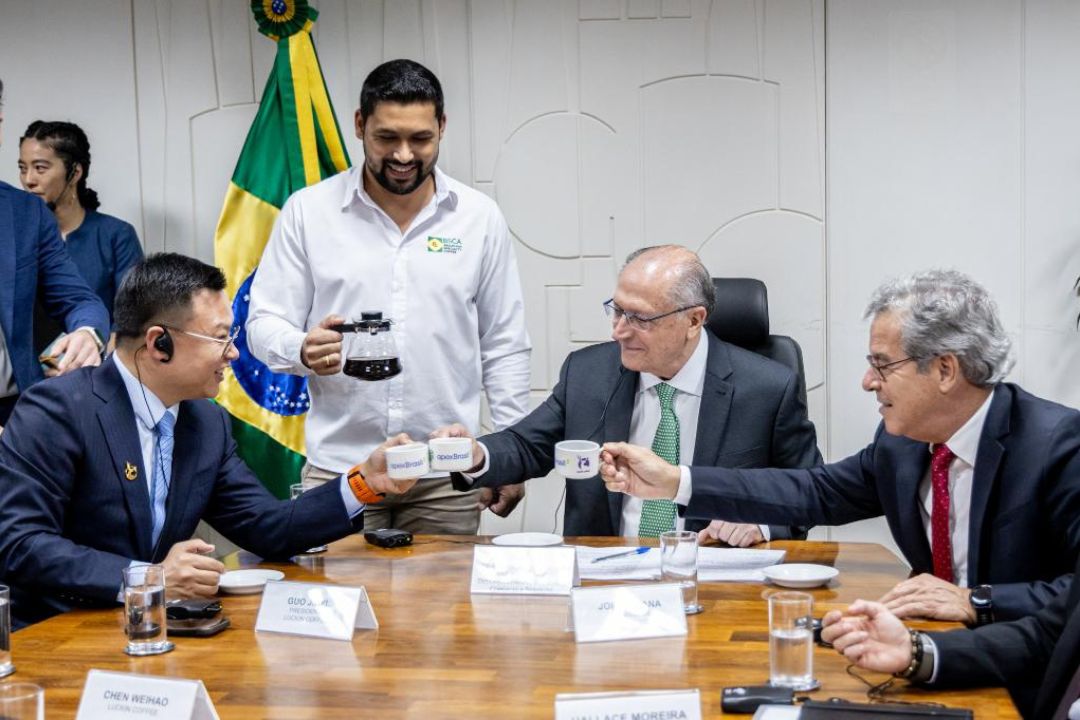 Gigante chinesa assina acordo com Brasil para compra de 240 mil toneladas de grãos de café