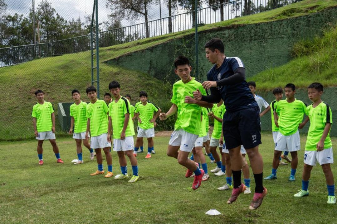 Jovens chineses vivenciam futebol brasileiro em intercâmbio esportivo em São Paulo