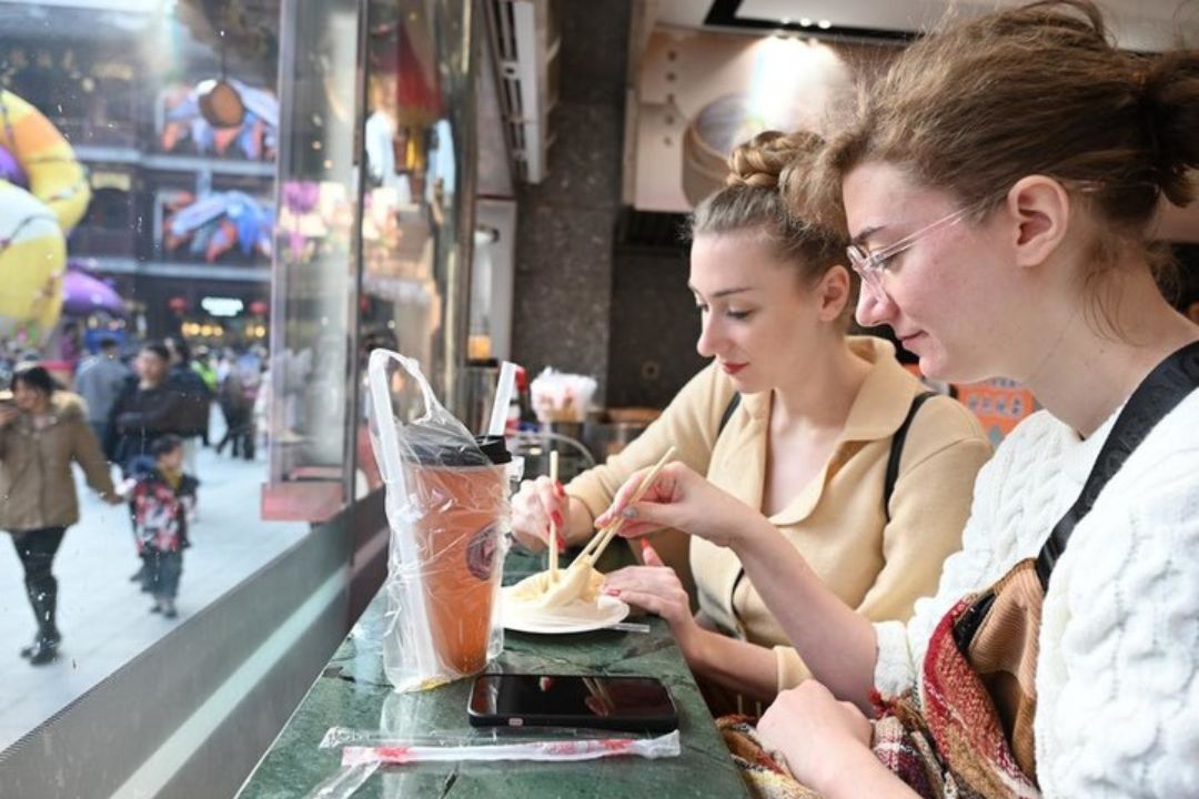 Turistas estrangeiros na China gastam mais durante a Festa da Primavera com avanços nos pagamentos móveis