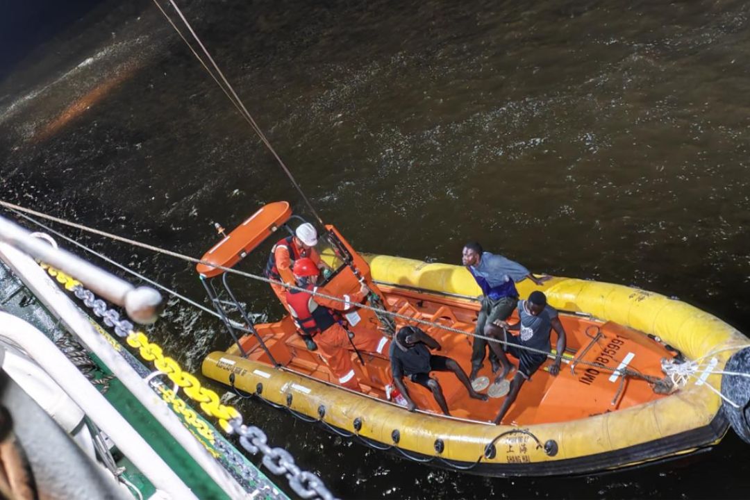 Navio chinês resgata três pescadores em águas angolanas
