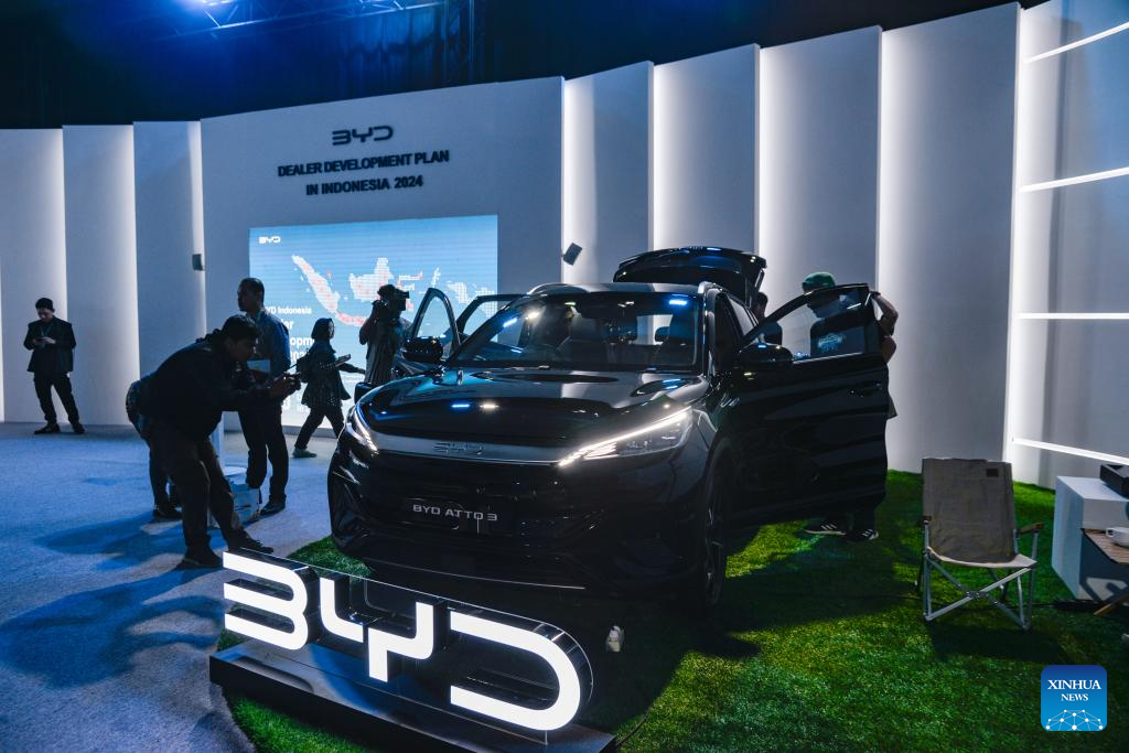 Maior navio de transporte de carros do mundo parte da China rumo ao Brasil com mais de 7 mil veículos da BYD