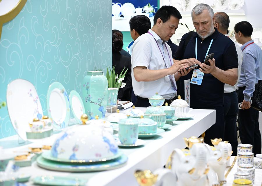 Feira de Cantão atrai mais de 220 mil compradores estrangeiros em suas duas primeiras fases