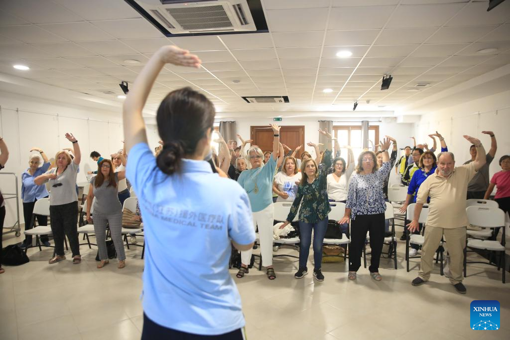 Equipe médica chinesa promove saúde com Medicina Tradicional em Malta
