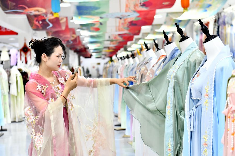 Caoxian marca renascimento da moda tradicional chinesa