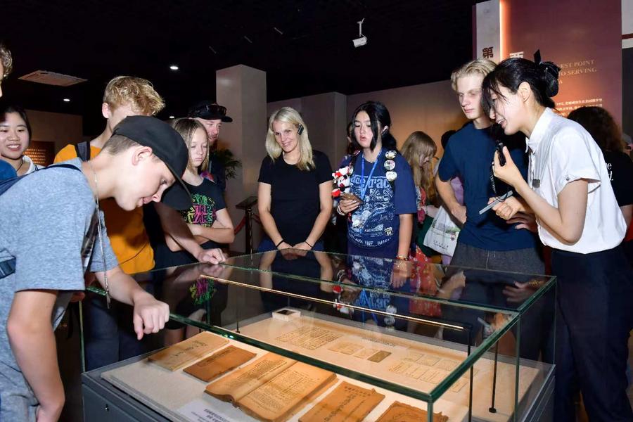Adolescentes americanos visitam museu em Chongqing e se encantam com legado da amizade China-EUA