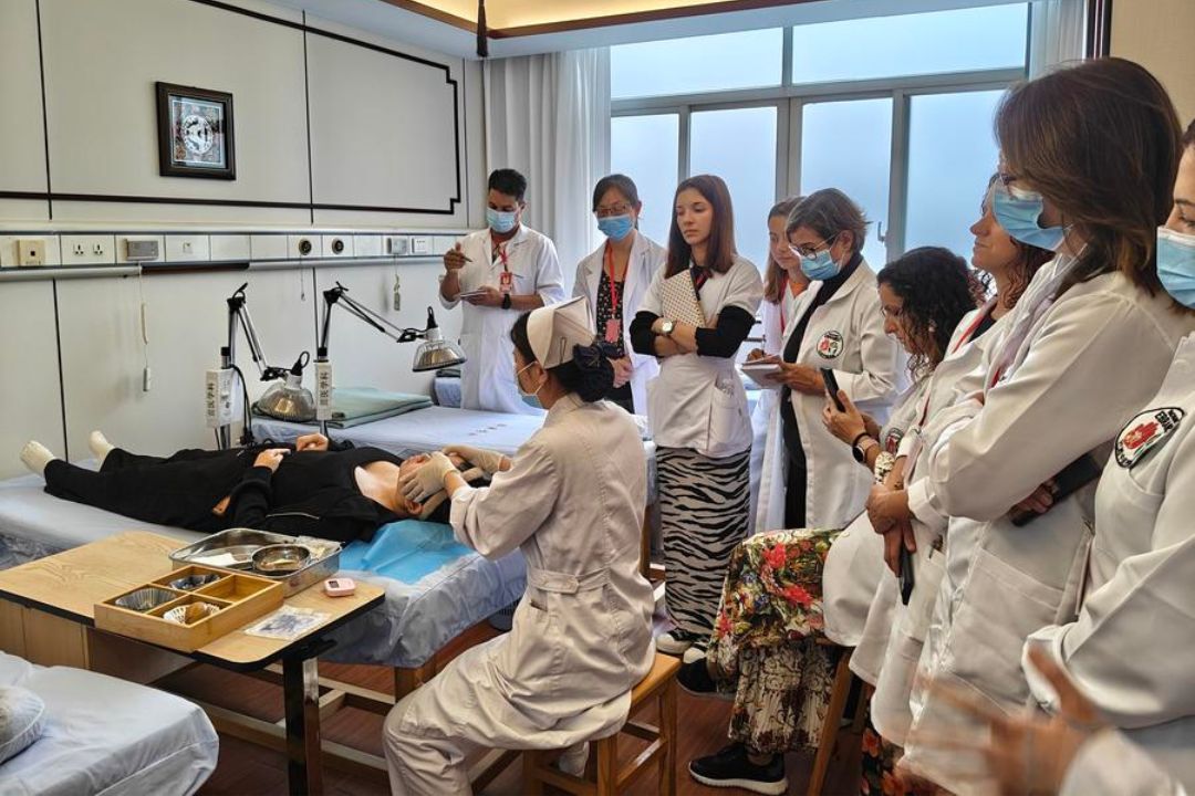 Brasileiro fortalece laços com a China ao promover medicina tradicional chinesa