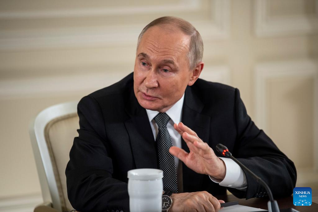 Putin destaca laços econômicos e culturais com a China em fórum internacional