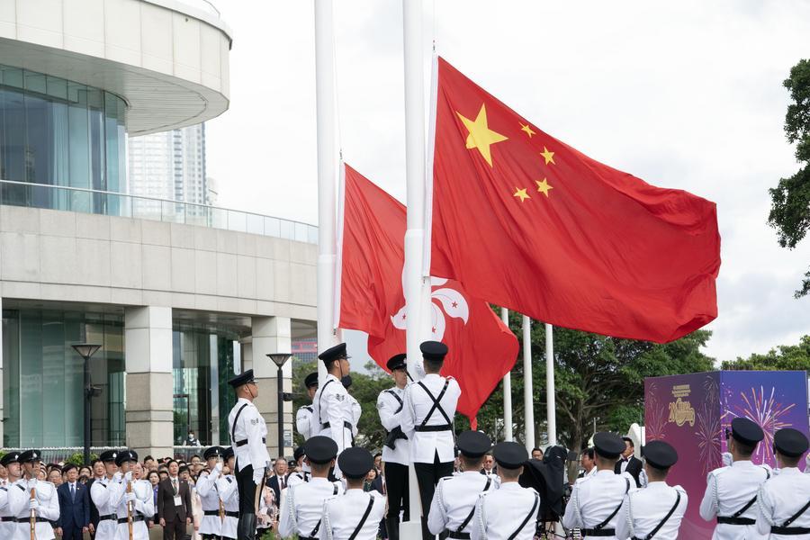 Hong Kong celebra 28 anos de retorno à China com cerimônia de hasteamento de bandeiras e recepção oficial