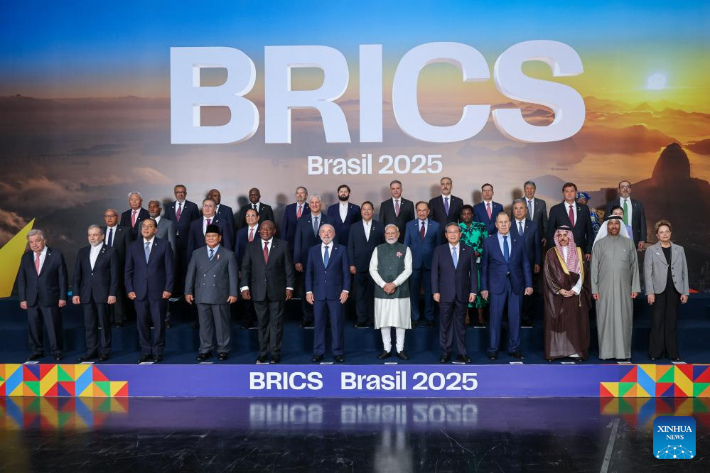 Li Qiang defende economia mundial aberta e fortalecimento do BRICS ampliado