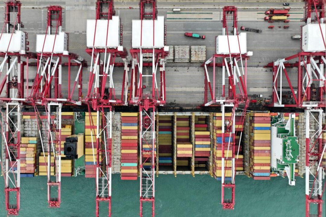 China anuncia taxas portuárias especiais para navios dos Estados Unidos