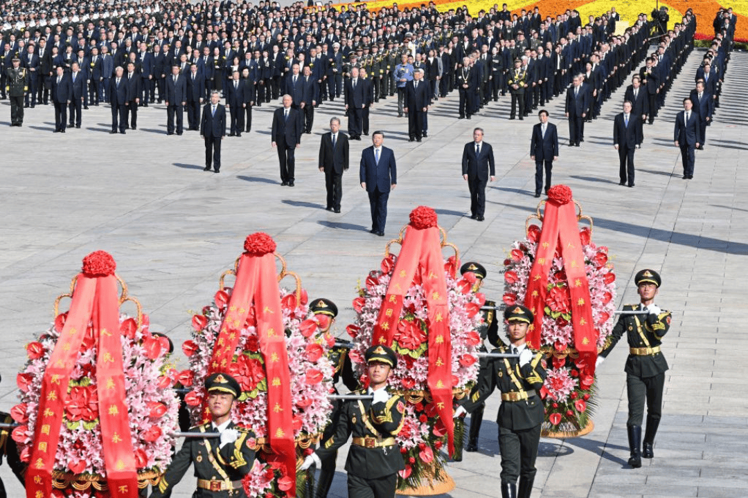 Xi presta homenagem aos mártires da independência em Beijing