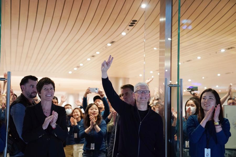 Tim Cook promete ampliar investimentos da Apple na China