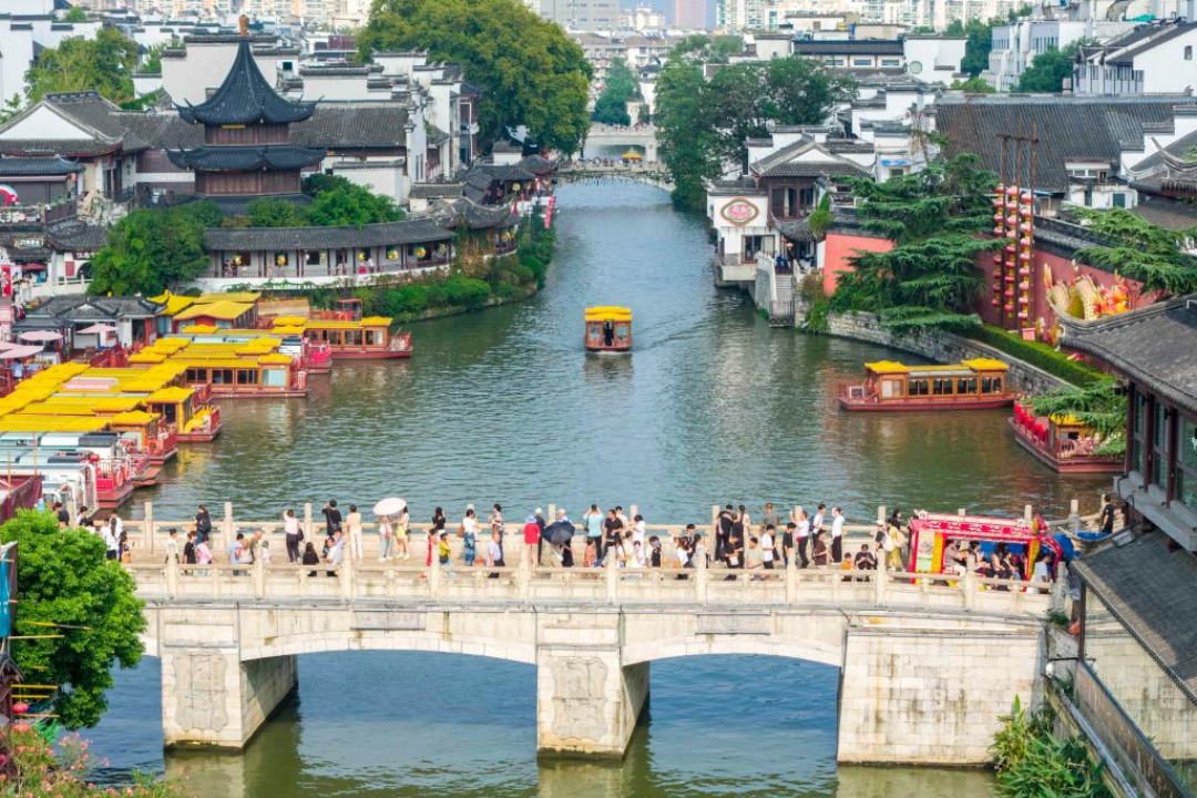 China celebra feriado prolongado com recordes de turismo, consumo e vitalidade econômica