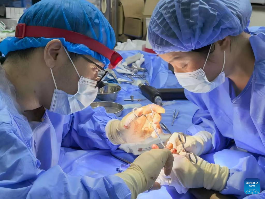 Equipe médica chinesa realiza primeira cirurgia de reimplante de dedo em Serra Leoa