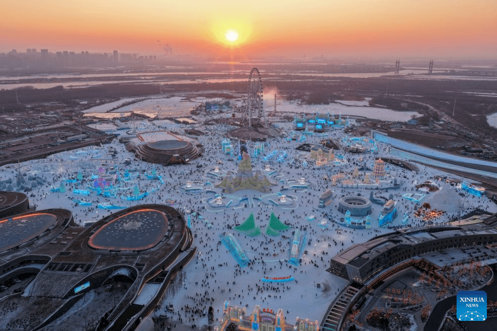 Mundo de Gelo e Neve de Harbin abre temporada e atrai primeiros turistas do inverno chinês